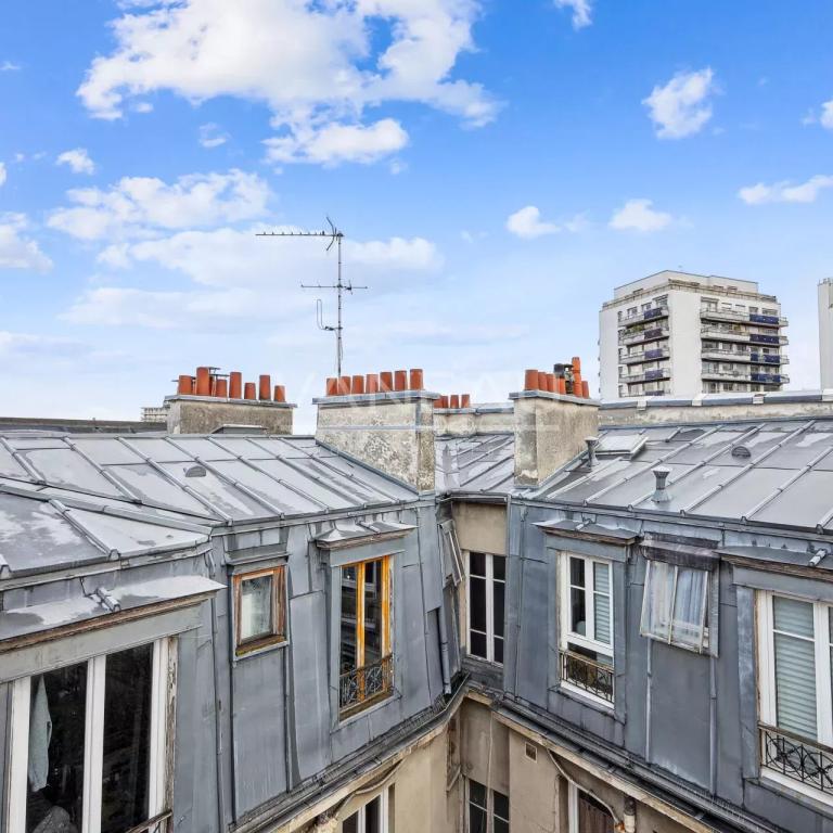 Dernier étage deux pièces vue toits 29.06 M²