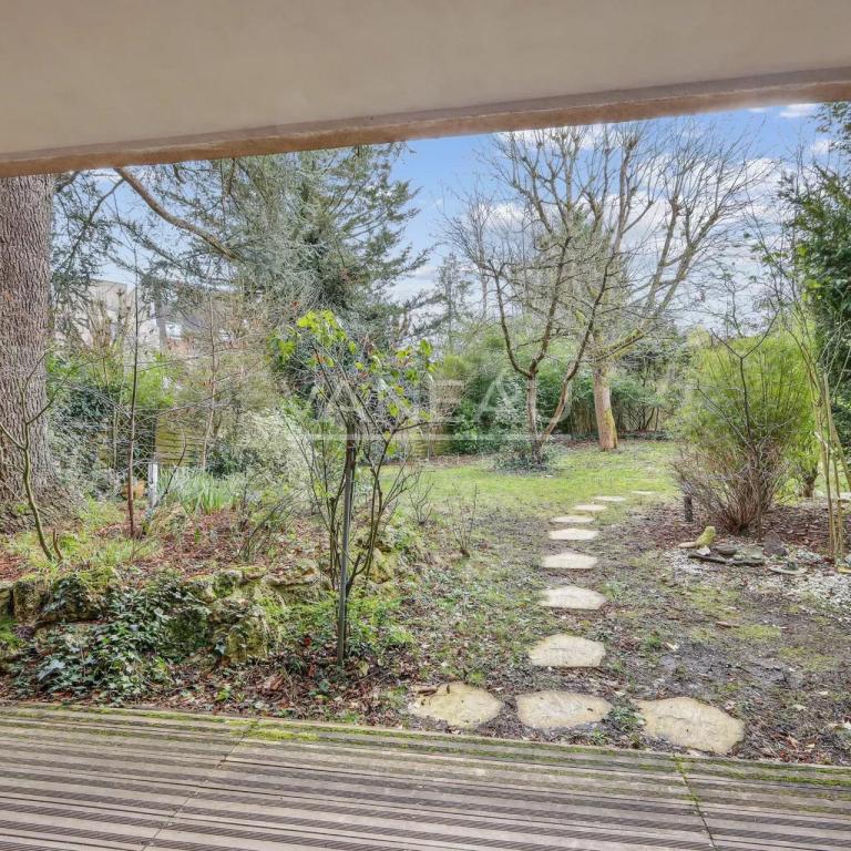 Au calme et sans vis à vis. Terrasse et jardin