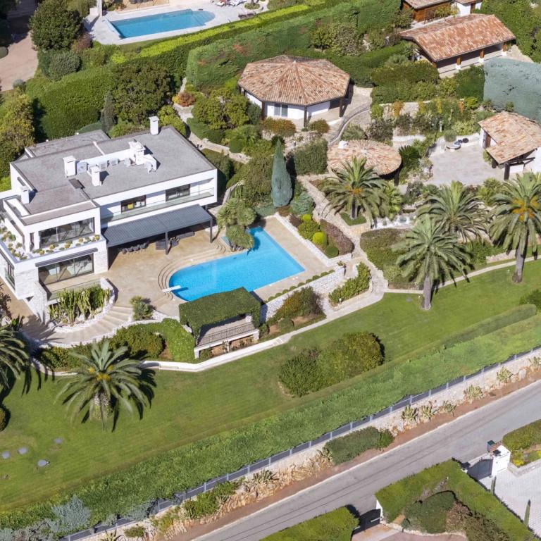 Antibes, Villa Contemporaine avec vue mer panoramique à vendre