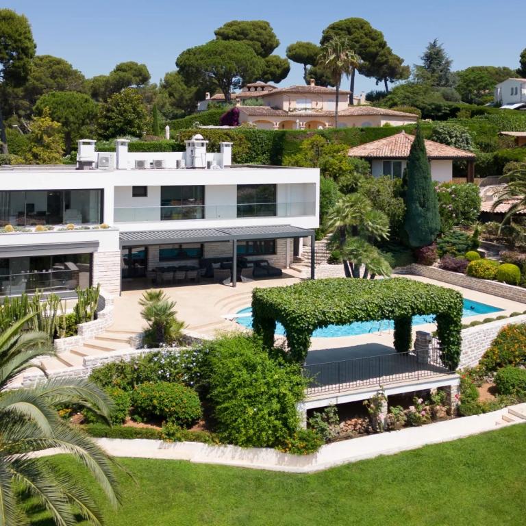 Antibes, Villa Contemporaine avec vue mer panoramique à vendre