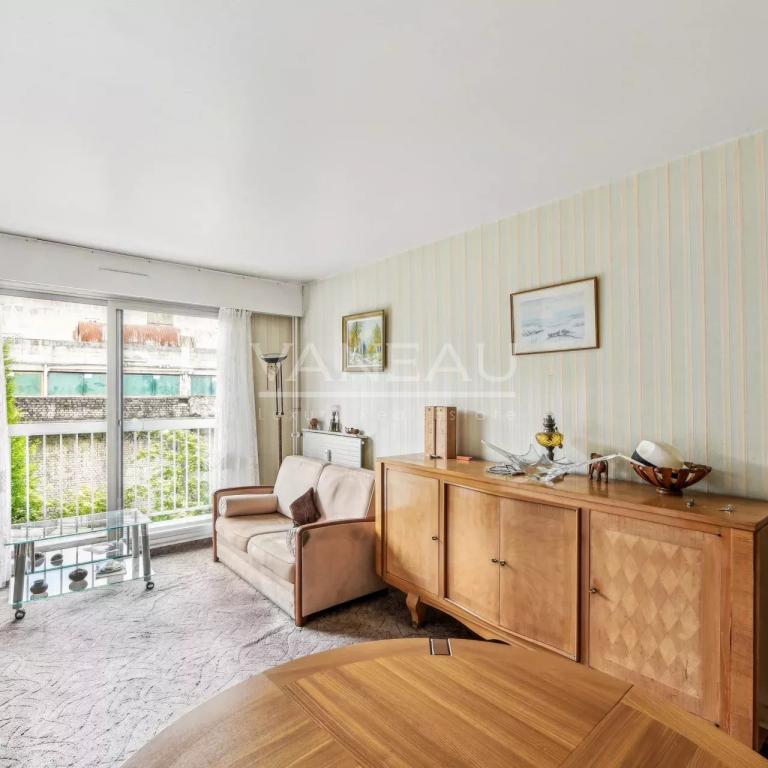 Paris XVIIIème - Beau trois pièces avec balcon et box -