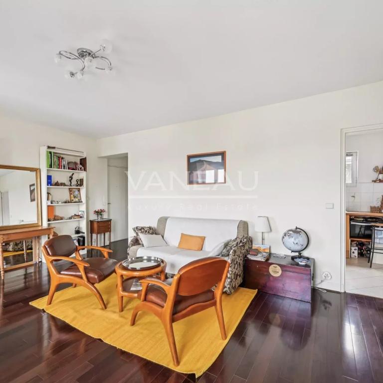 Paris XVe - Montparnasse - Appartement trois pièces en dernier é