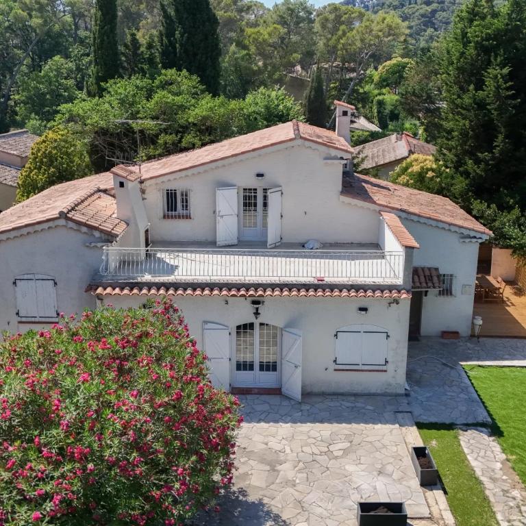 Mougins - Villa entièrement rénovée avec Tennis à vendre
