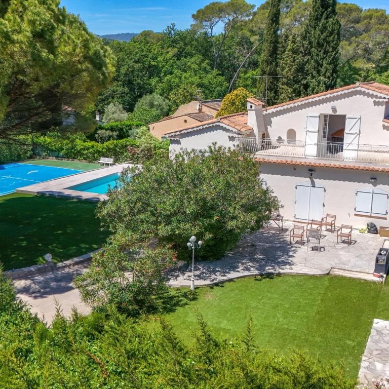 Exclusivité - Mougins - Villa rénovée Piscine Tennis à vendre