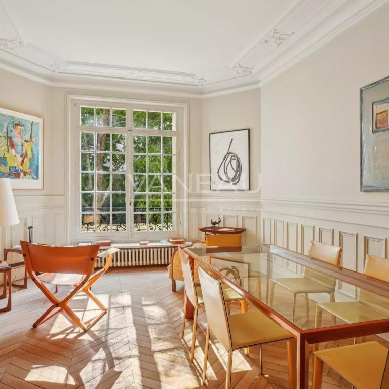 Appartement haussmannien d’exception – Square de la Tour Maubour