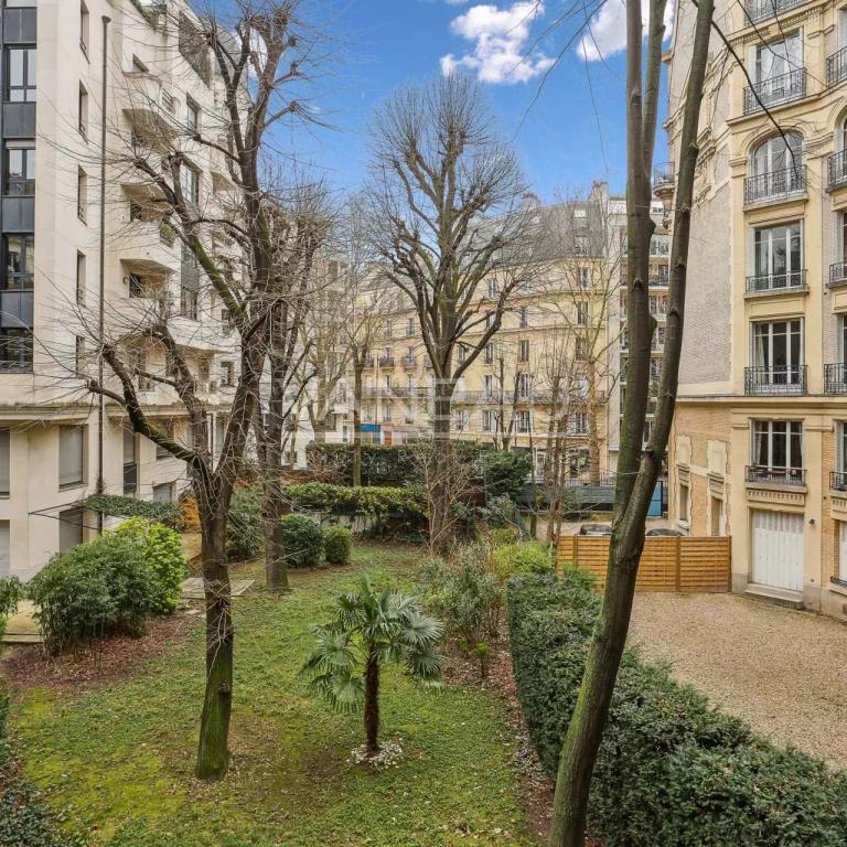 PARIS XVI - Village d'Auteuil - Beau 3 pièces années 30.