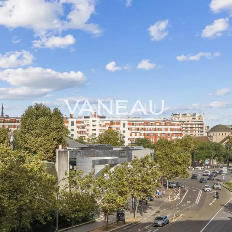 BOULOGNE - PARIS XVIe - Appartement de trois pièces avec balcon.