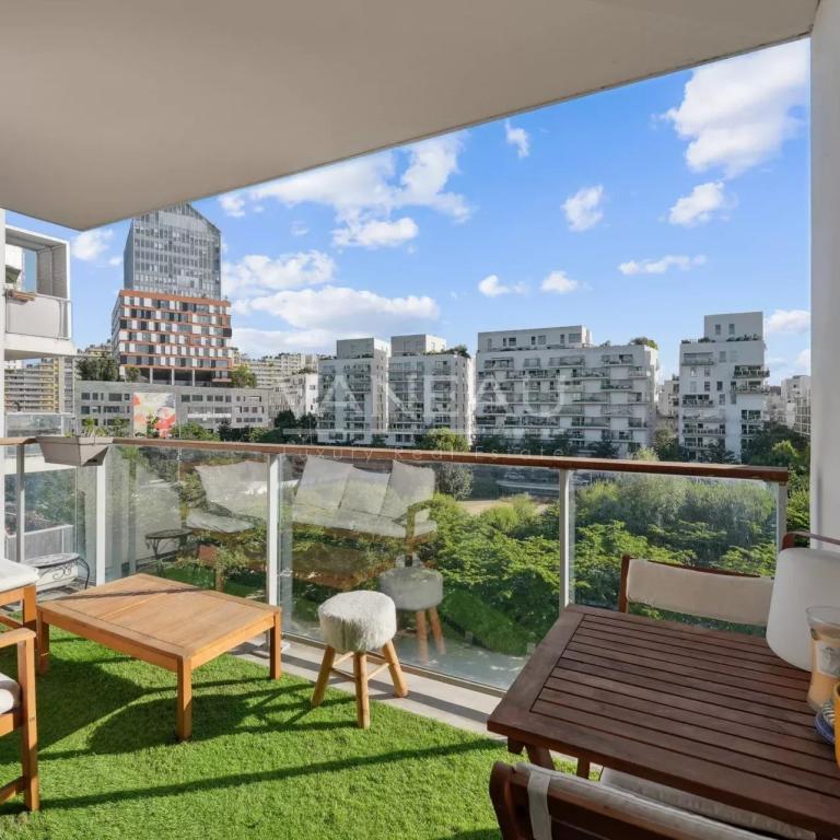 DEUX PIECES AVEC TERRASSE EN ETAGE ELEVE