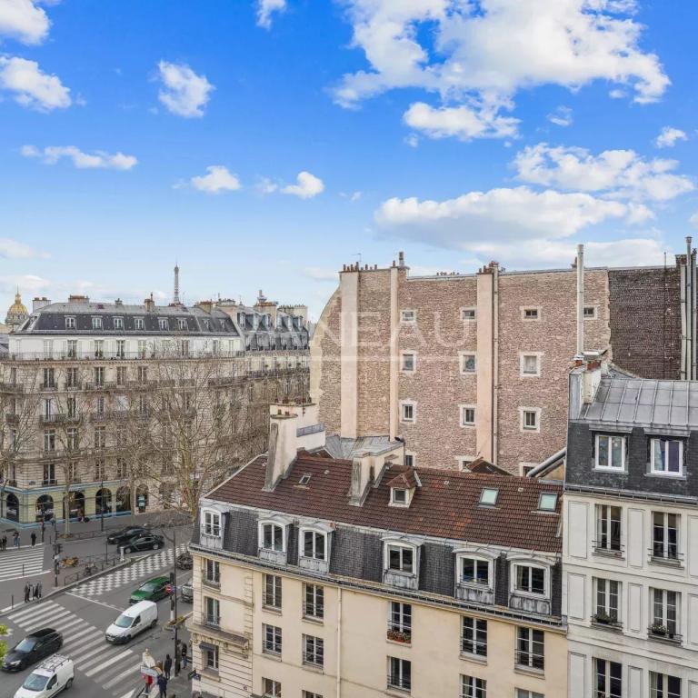 Paris VIIe - Rue du Bac - Appartement avec vues et balcon.