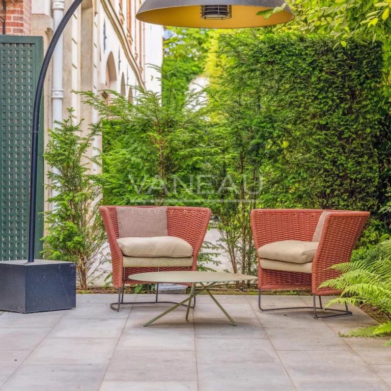 PARIS VIIe - HÔTEL PARTICULIER DANS UNE VOIE PRIVÉE