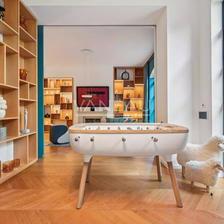 PARIS VIIe - HÔTEL PARTICULIER DANS UNE VOIE PRIVÉE