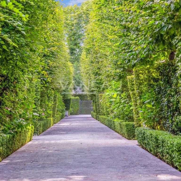 PARIS VIIe - HÔTEL PARTICULIER DANS UNE VOIE PRIVÉE