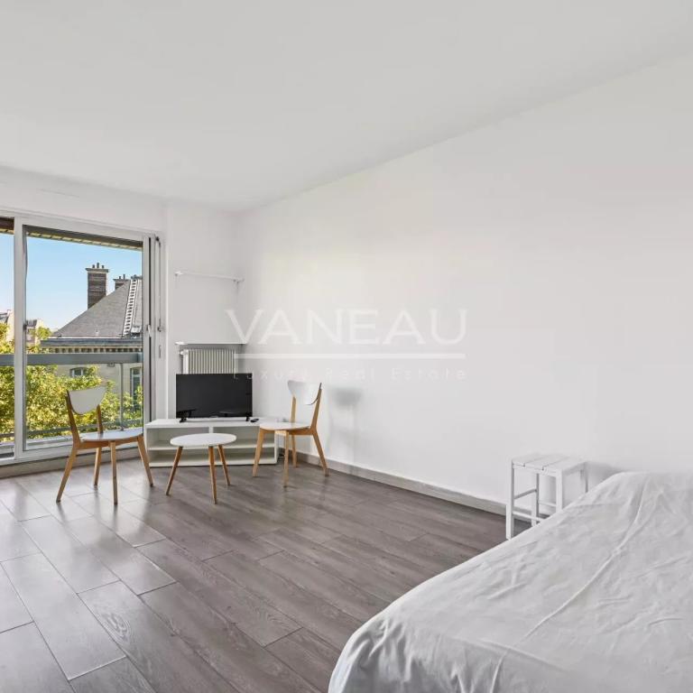 PARIS XVIème - Auteuil - Studio avec balcon