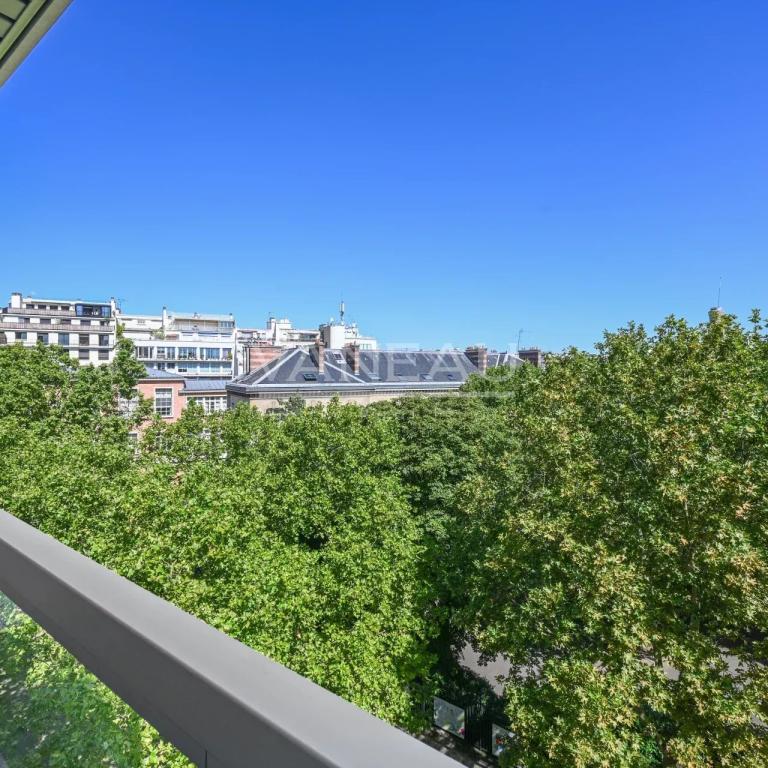 PARIS XVIème - Auteuil - Studio avec balcon