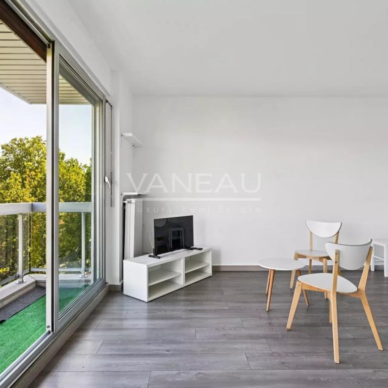 PARIS XVIème - Auteuil - Studio avec balcon