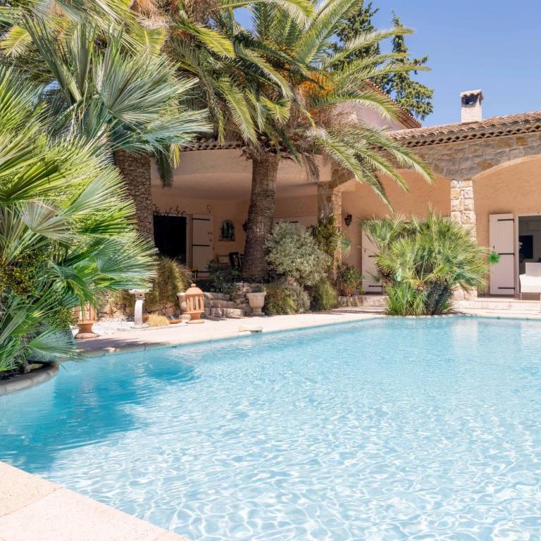 Mougins – Superbe villa provençale avec terrain constructible à 