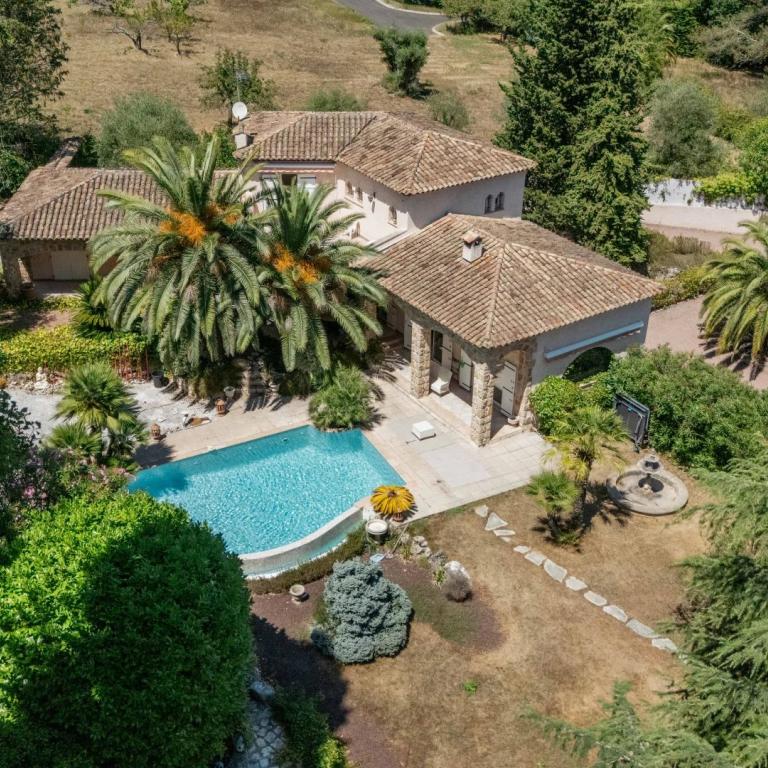 Mougins – Superbe villa provençale avec terrain constructible à 