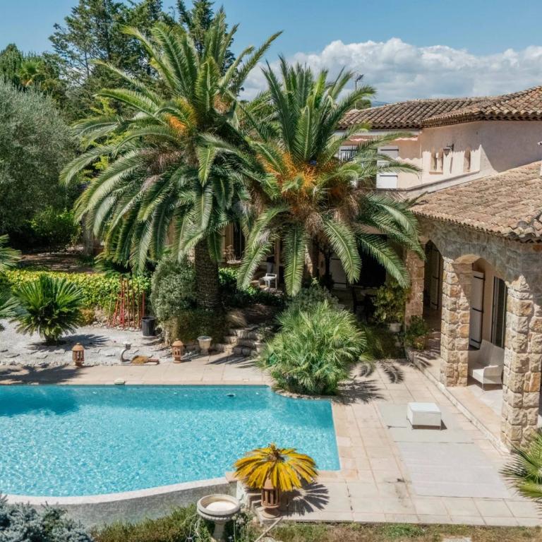 Mougins – Superbe villa provençale avec terrain constructible à 