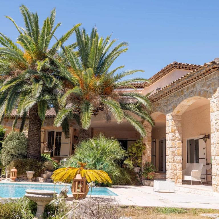 Mougins – Superbe villa provençale avec terrain constructible à 