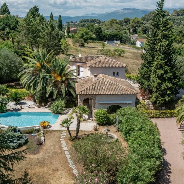 Mougins – Superbe villa provençale avec terrain constructible à 