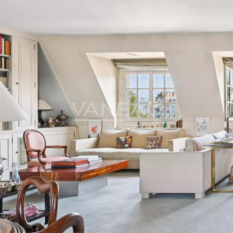 PARIS Ve - Monge / Montebello - Duplex d'exception en dernier ét
