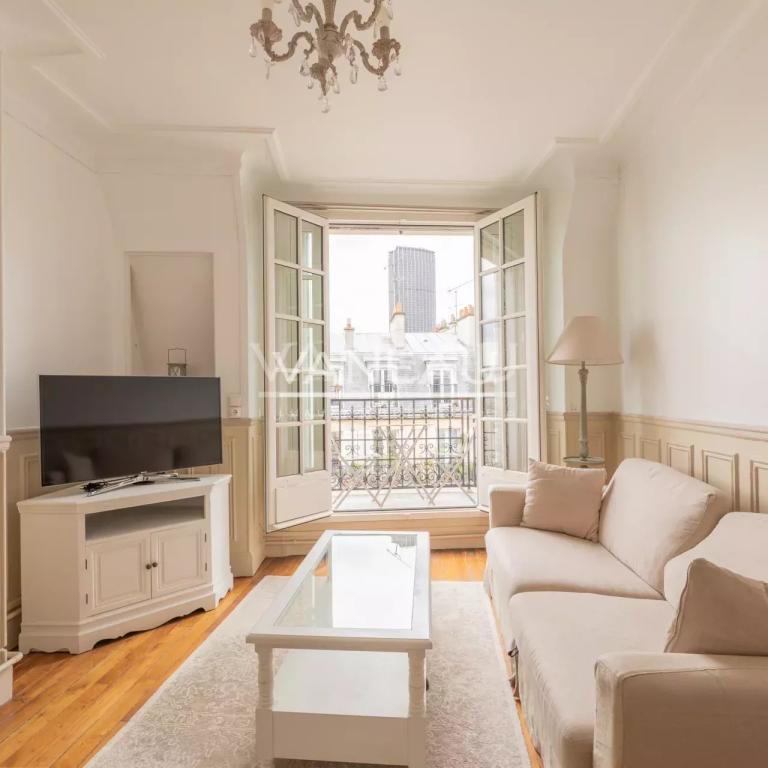 Paris VII - superbe deux pièces avec balcon - Rue de Sèvres