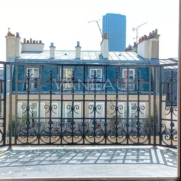 Paris VII - superbe deux pièces non meublé avec balcon - Rue de 