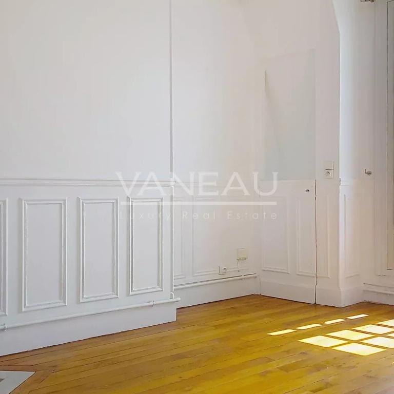 Paris VII - superbe deux pièces non meublé avec balcon - Rue de 