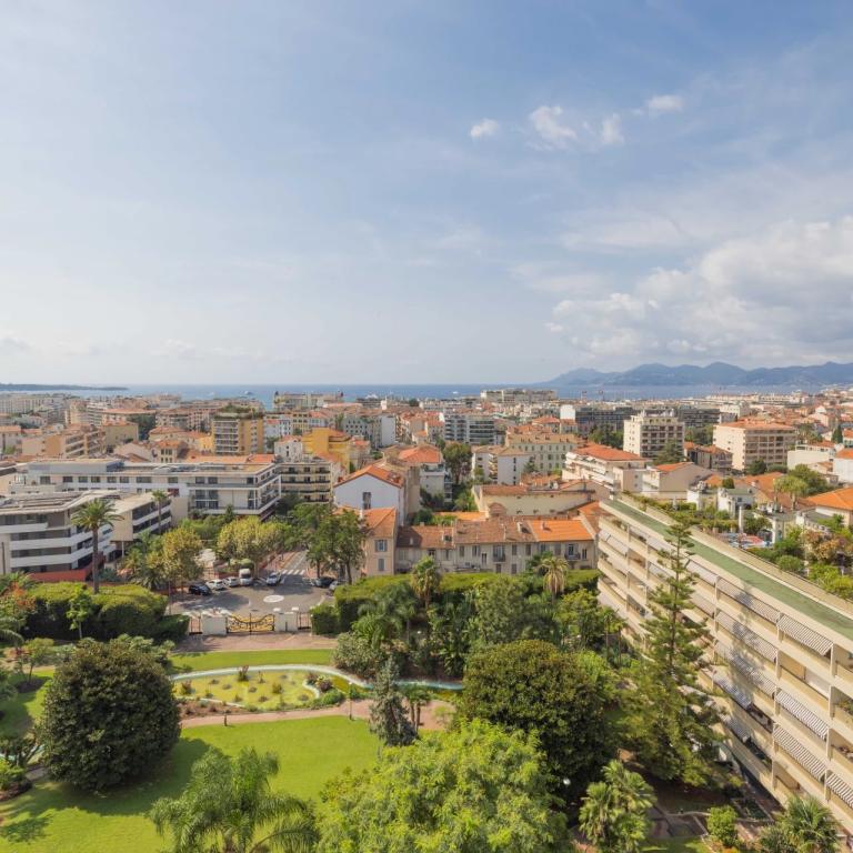 Cannes Montfleury – 4 pièces entièrement rénové avec vue mer pan