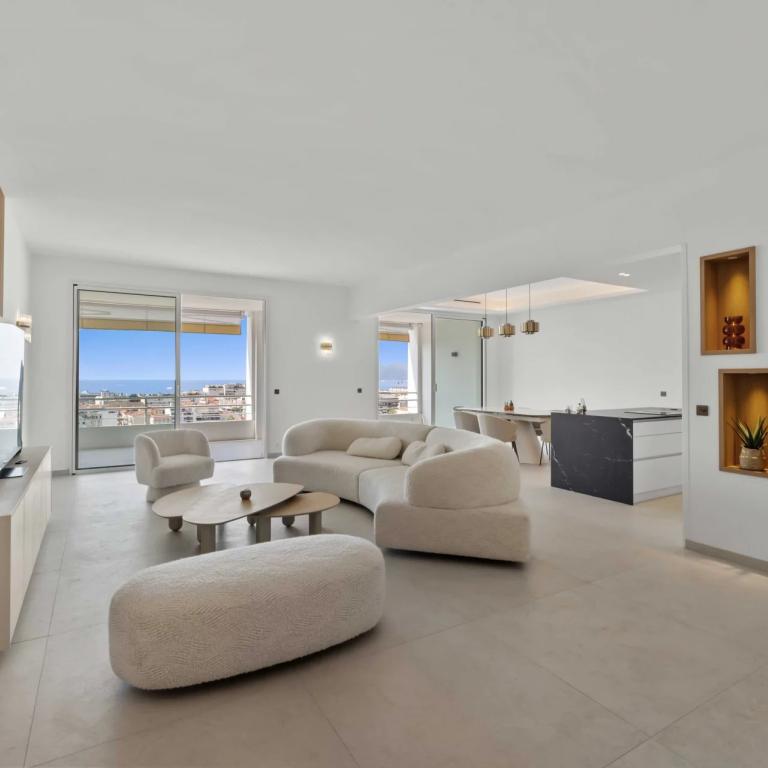 Cannes Montfleury – 4 pièces entièrement rénové avec vue mer pan
