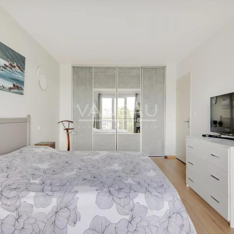 BOULOGNE - PARIS XVIe - Appartement de trois pièces avec balcon.