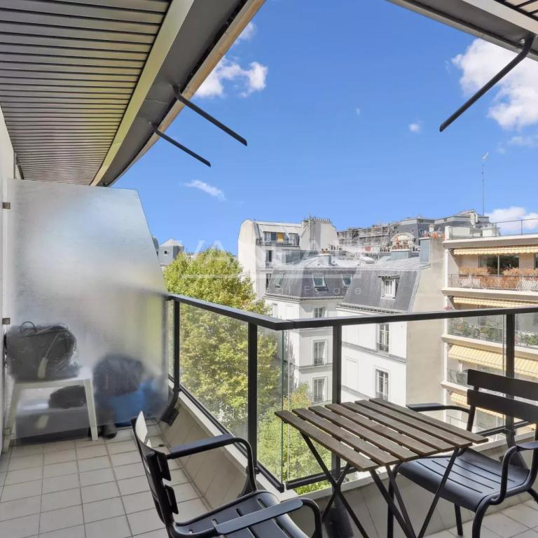 Neuilly  Mairie - 2 pièces en étage avec balcon sur jardin
