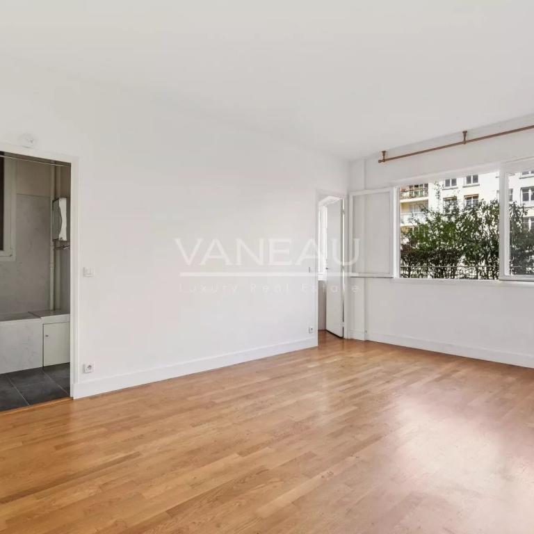 PARIS XV - Mairie : Appartement deux pièces avec vue dégagée