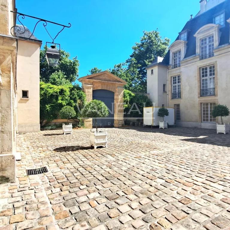 PARIS Ve - Archevêché / Maubert - Duplex en dernier étage avec v