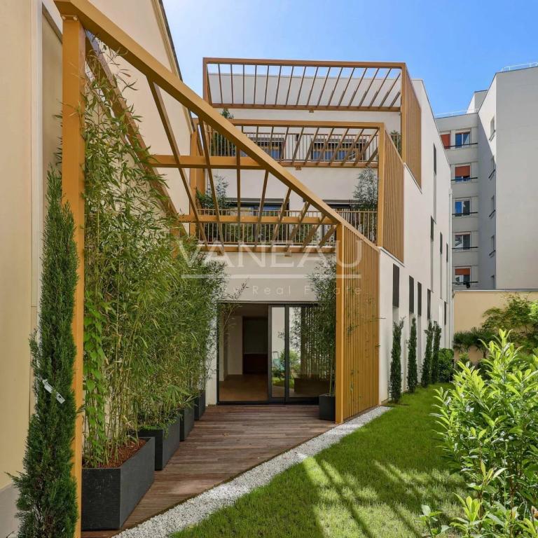 Maison neuve avec terrasse et jardin