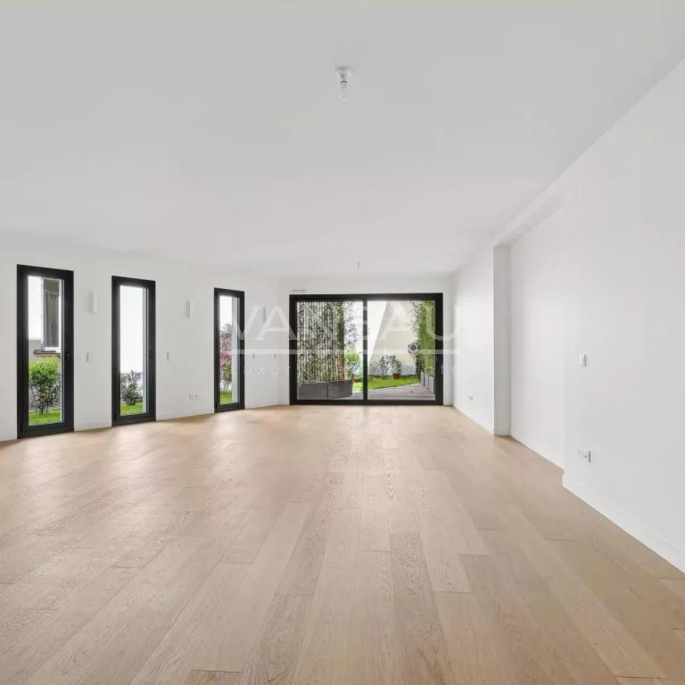 Maison neuve avec terrasse et jardin