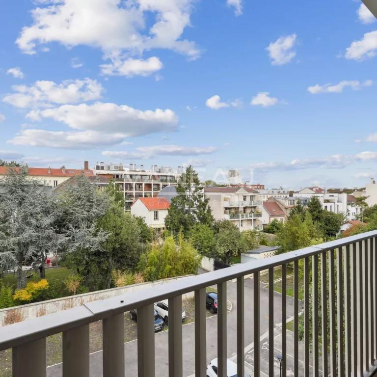 Issy-les-Moulineaux - Appartement deux pièces rénové balcon vue 