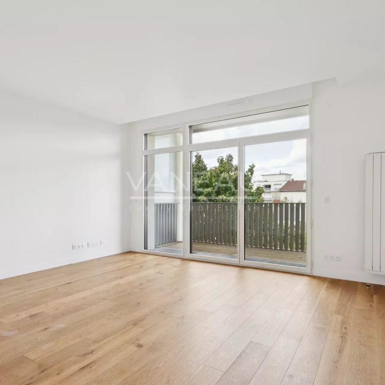 Issy-les-Moulineaux - Appartement deux pièces rénové balcon vue 
