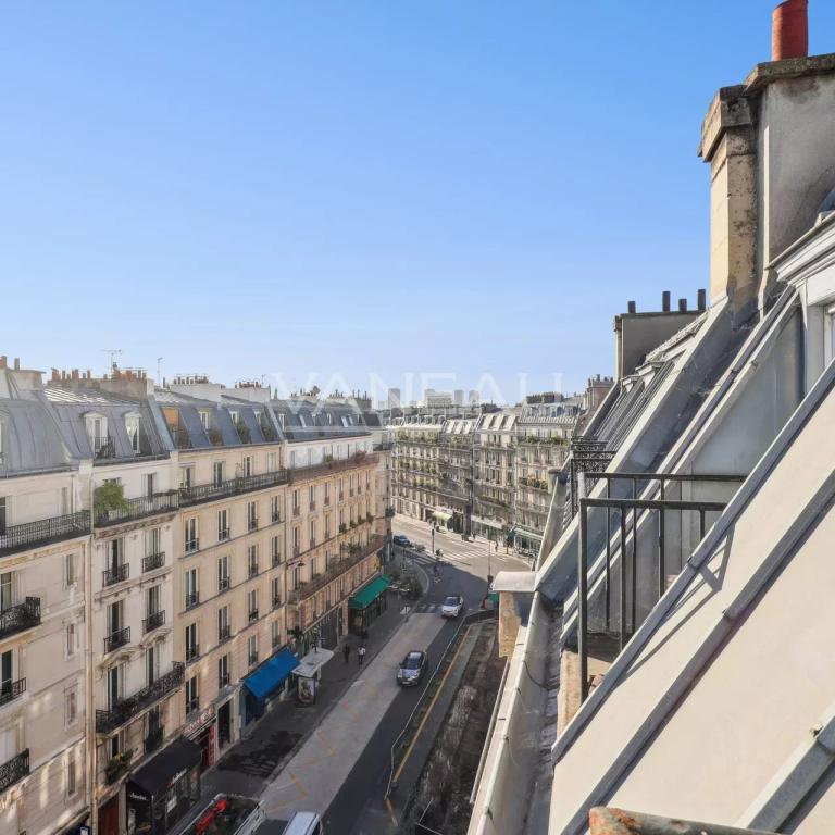PARIS V - ETAGE ELEVE - BALCON