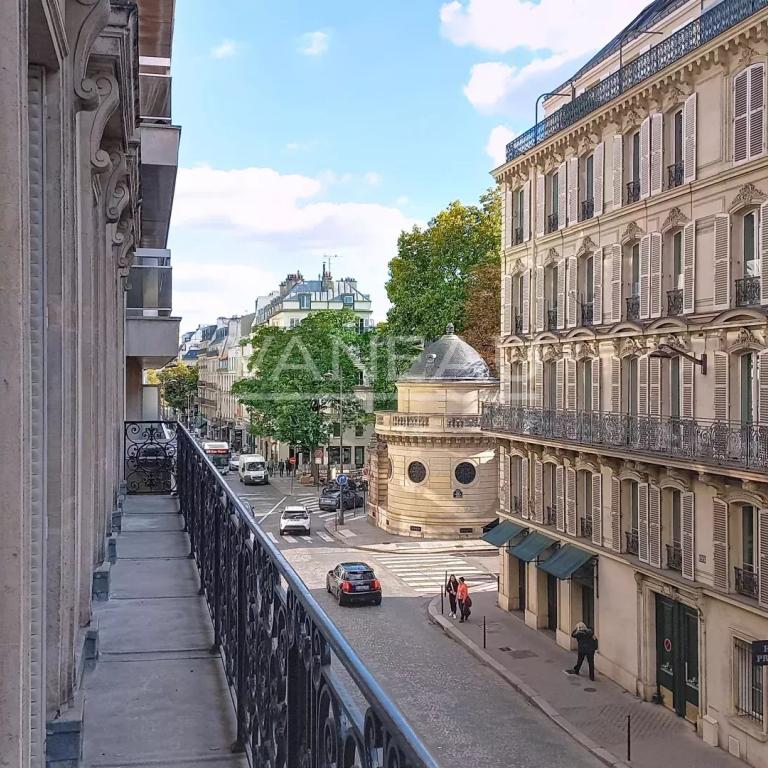 PARIS VIII - Appartement familial - Rue du Faubourg Saint Honoré