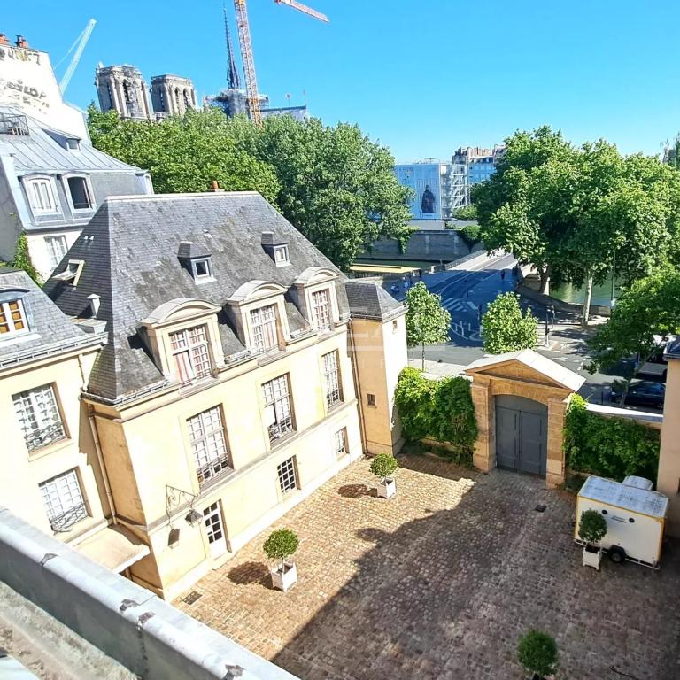 PARIS Ve - Archevêché / Maubert - Duplex en dernier étage avec v