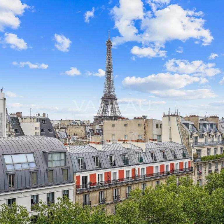 Paris VIIe - Ecole Militaire - Bel appartement en étage élevé - 
