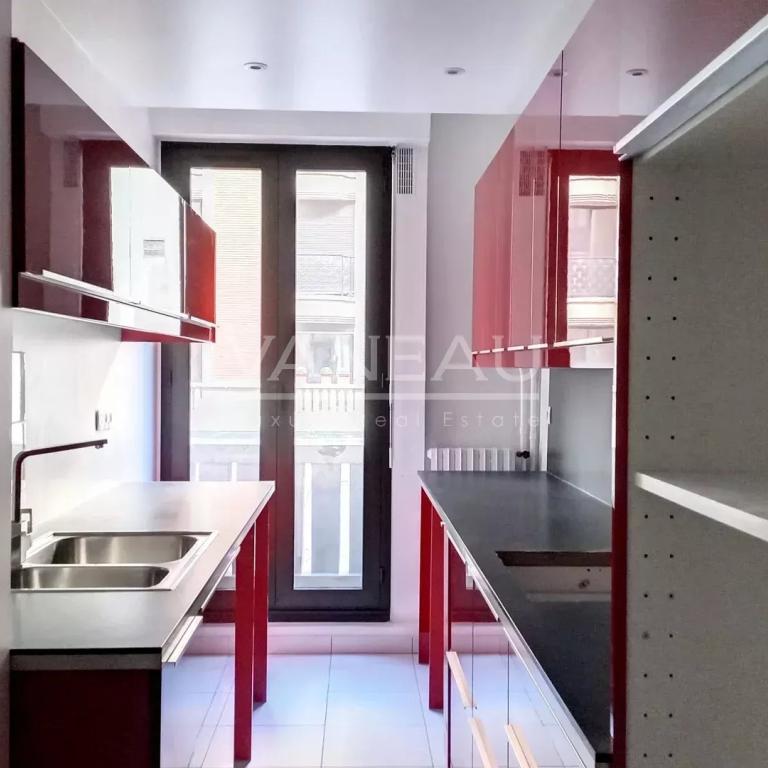 PARIS VIII - appartement familial en deux chambres - Avenue Mont