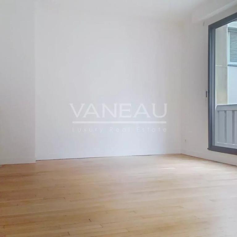 PARIS VIII - deux pièces rénové - Avenue Montaigne