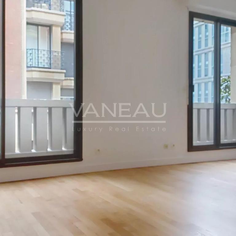 PARIS VIII - deux pièces rénové - Avenue Montaigne