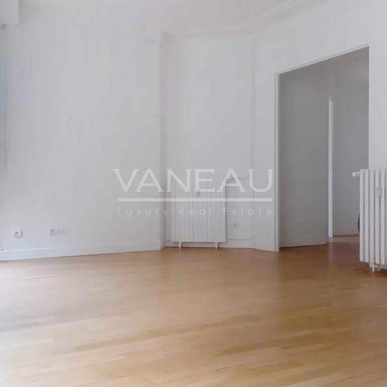 PARIS VIII - deux pièces rénové - Avenue Montaigne