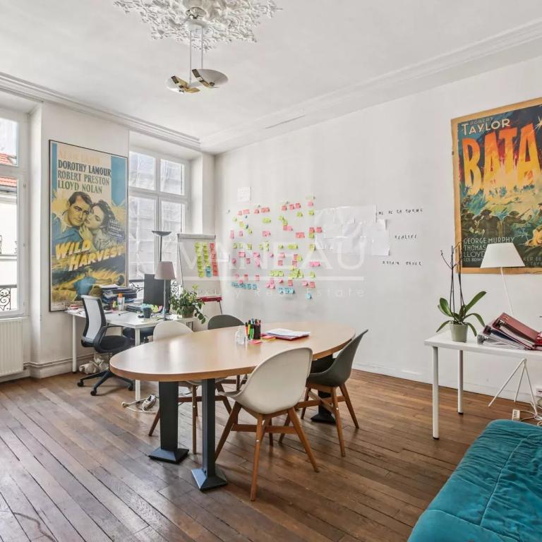 PARIS III - Notre Dame de Nazareth - Beau 4 pièces en étage avec