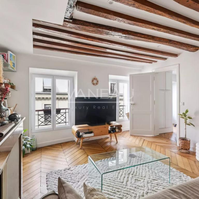 Paris IXe - Charmant deux pièces - Parquet, moulures, poutres et