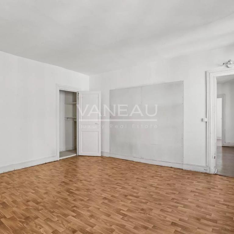 Paris IIe - Trois pièces à rénover - Beau potentiel -