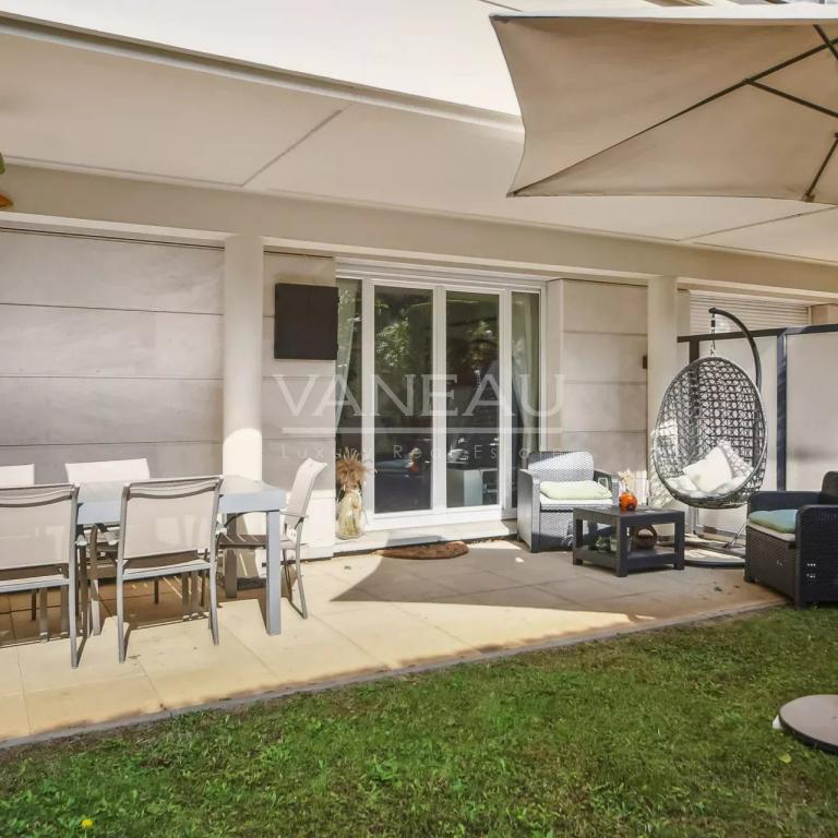 ISSY LES MOULINEAUX - EN ETAGE AVEC JARDIN, TERRASSE ET PARKING